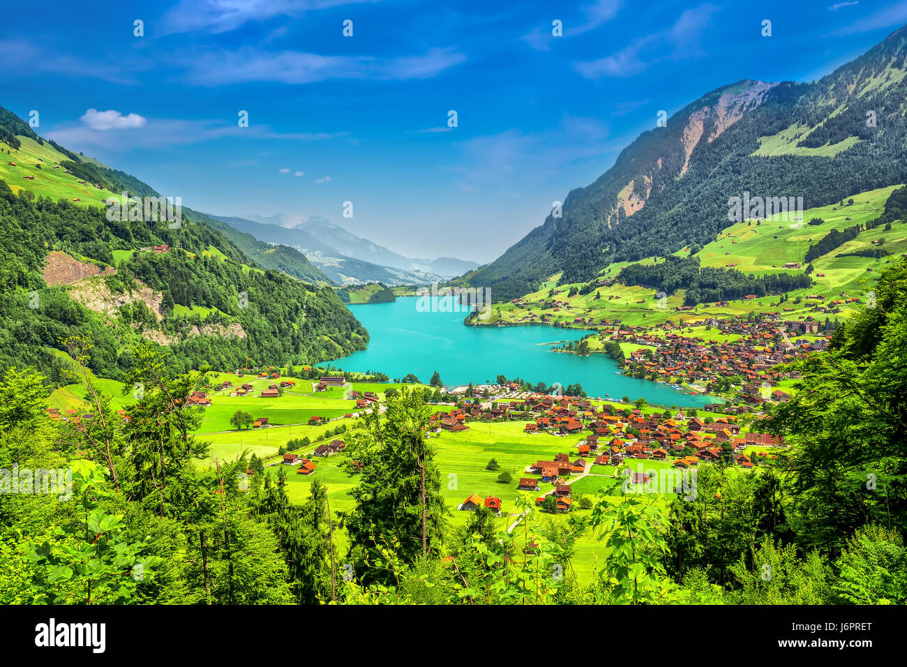 Lago di Lungern con alpi svizzere e la bellissima valle dal Pass Brunig, Svizzera Foto Stock