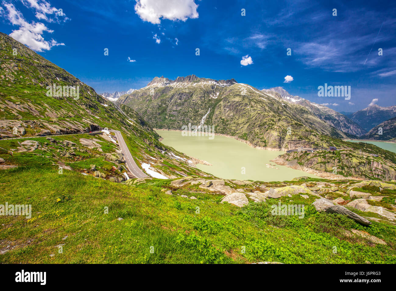 Panoramica strada di montagna che conduce al Grimselpass con Grimselsee, totensee e alpi svizzere in background. Foto Stock