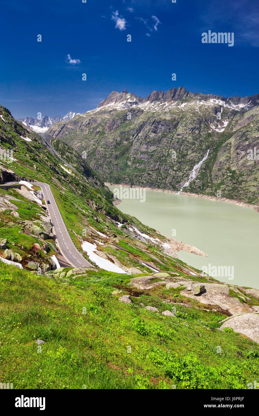 Panoramica strada di montagna che conduce al Grimselpass con Grimselsee, totensee e alpi svizzere in background. Foto Stock