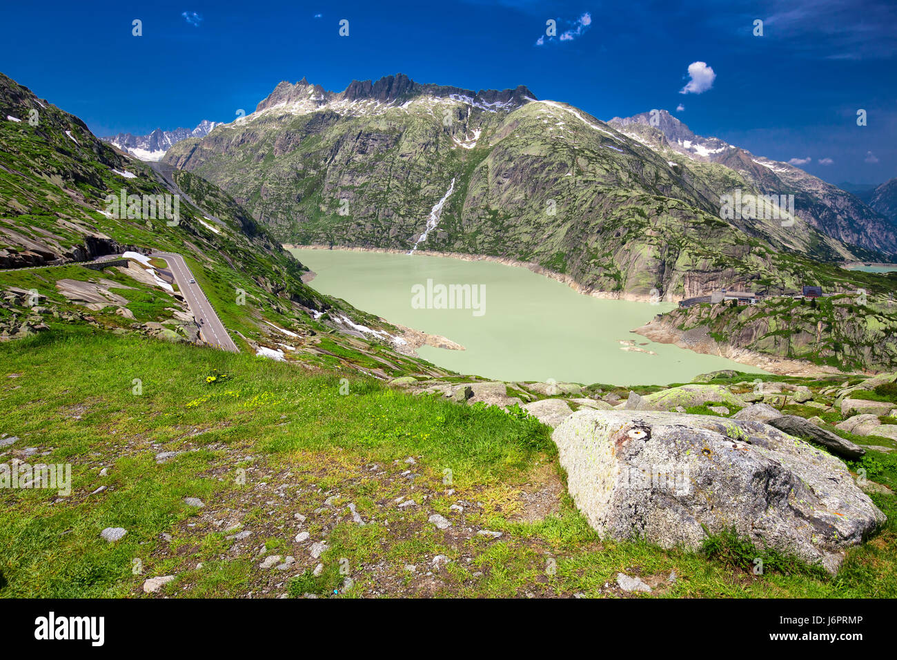 Panoramica strada di montagna che conduce al Grimselpass con Grimselsee, totensee e alpi svizzere in background. Foto Stock