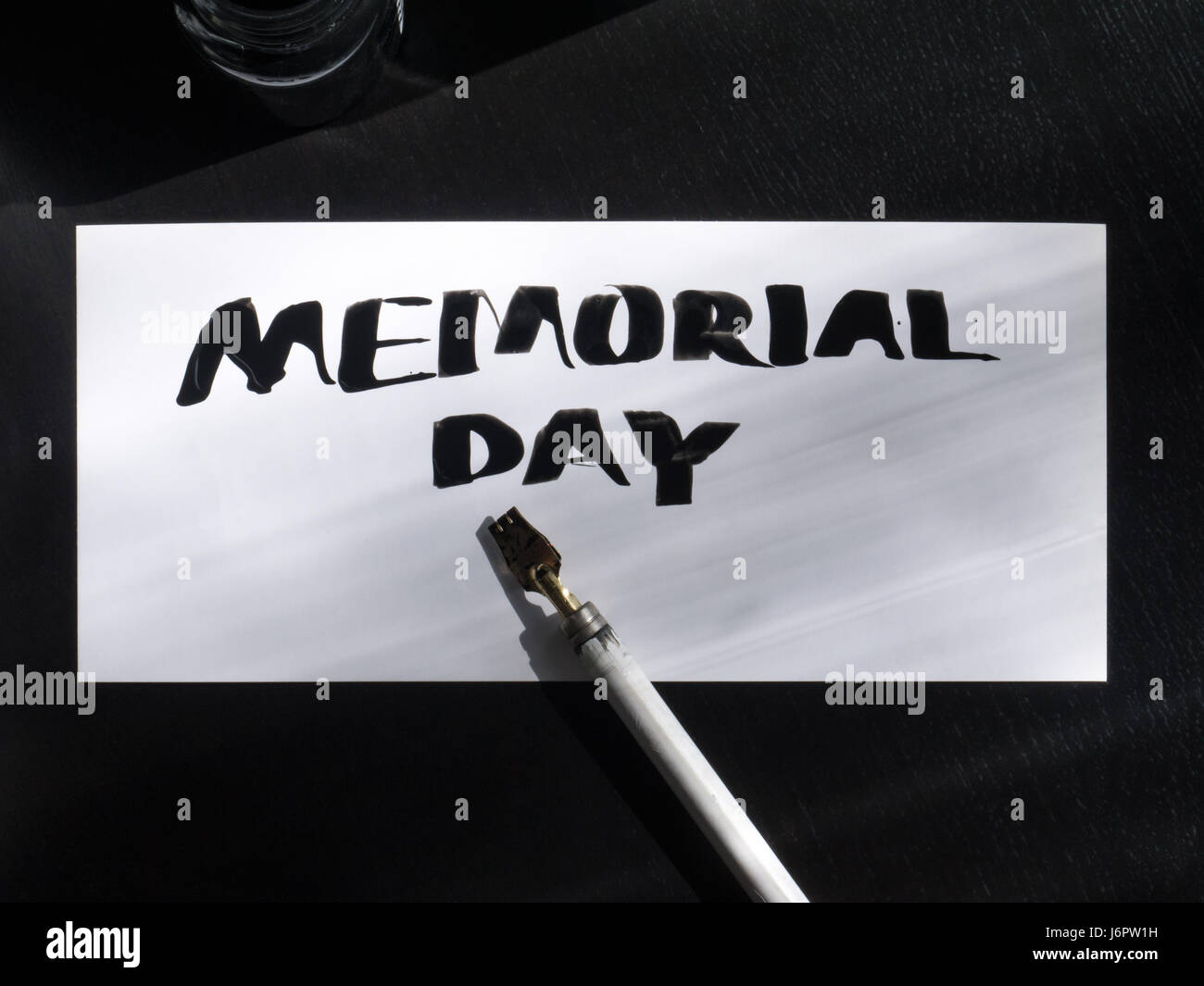 Il memorial day la calligrafia e il lettering post card con penna selvatica. Vista dall'alto. Foto Stock