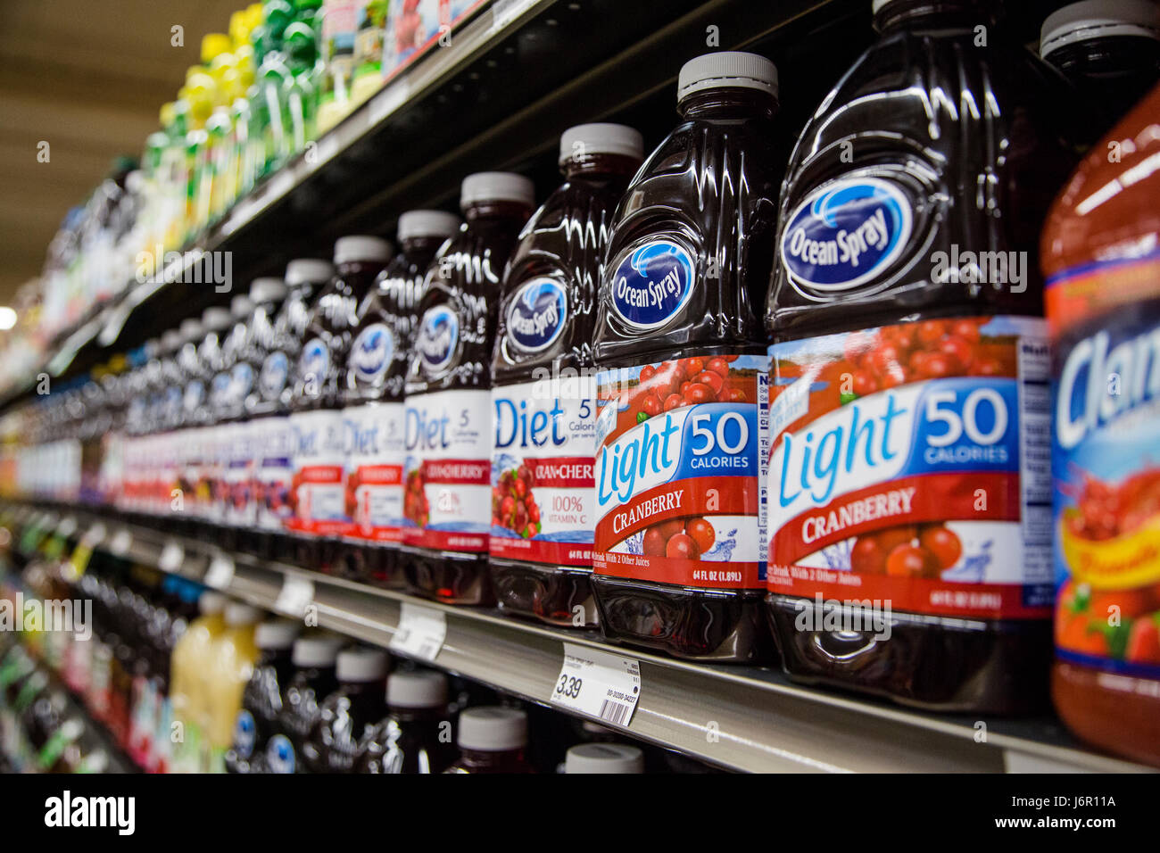 Le bottiglie di plastica di Ocean Spray marca di succo di mirtillo palustre su un fruttivendolo ripiano Foto Stock