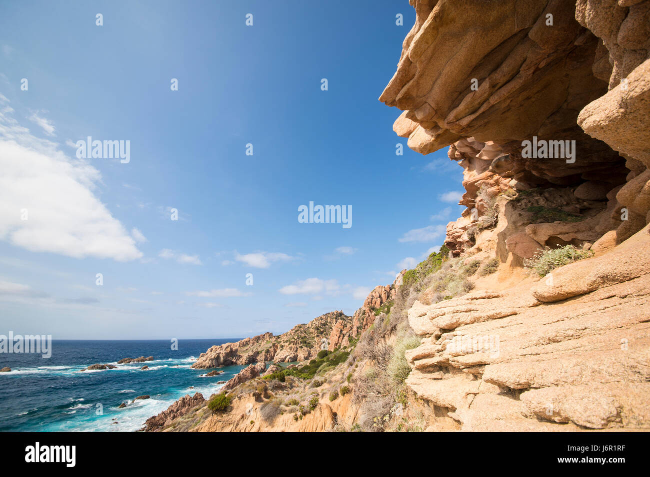 Enormi massi rocciosi sulla costa della Sardegna in Italia Foto Stock