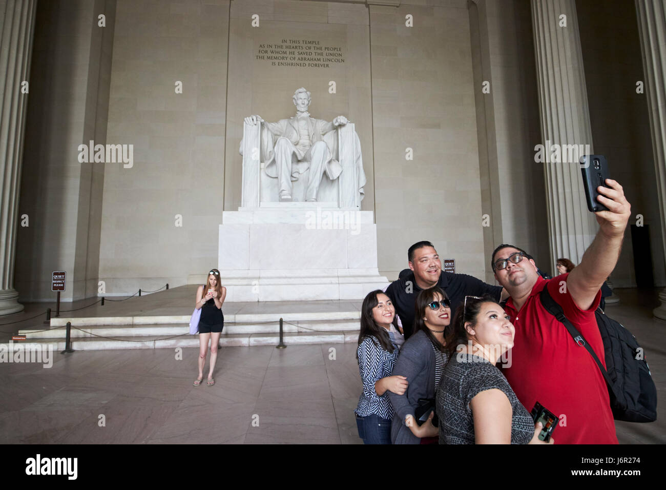 I turisti tenendo selfies all'interno del Lincoln Memorial Washington DC STATI UNITI D'AMERICA Foto Stock