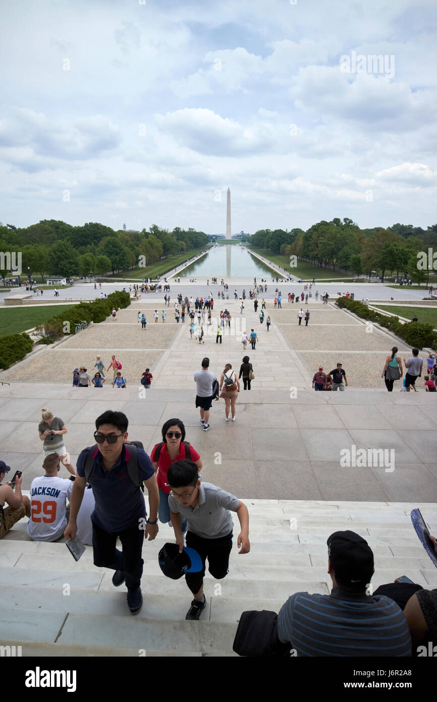 Guardando fuori del Lincoln Memorial lungo il National Mall e piscina riflettente Washington DC USA Foto Stock
