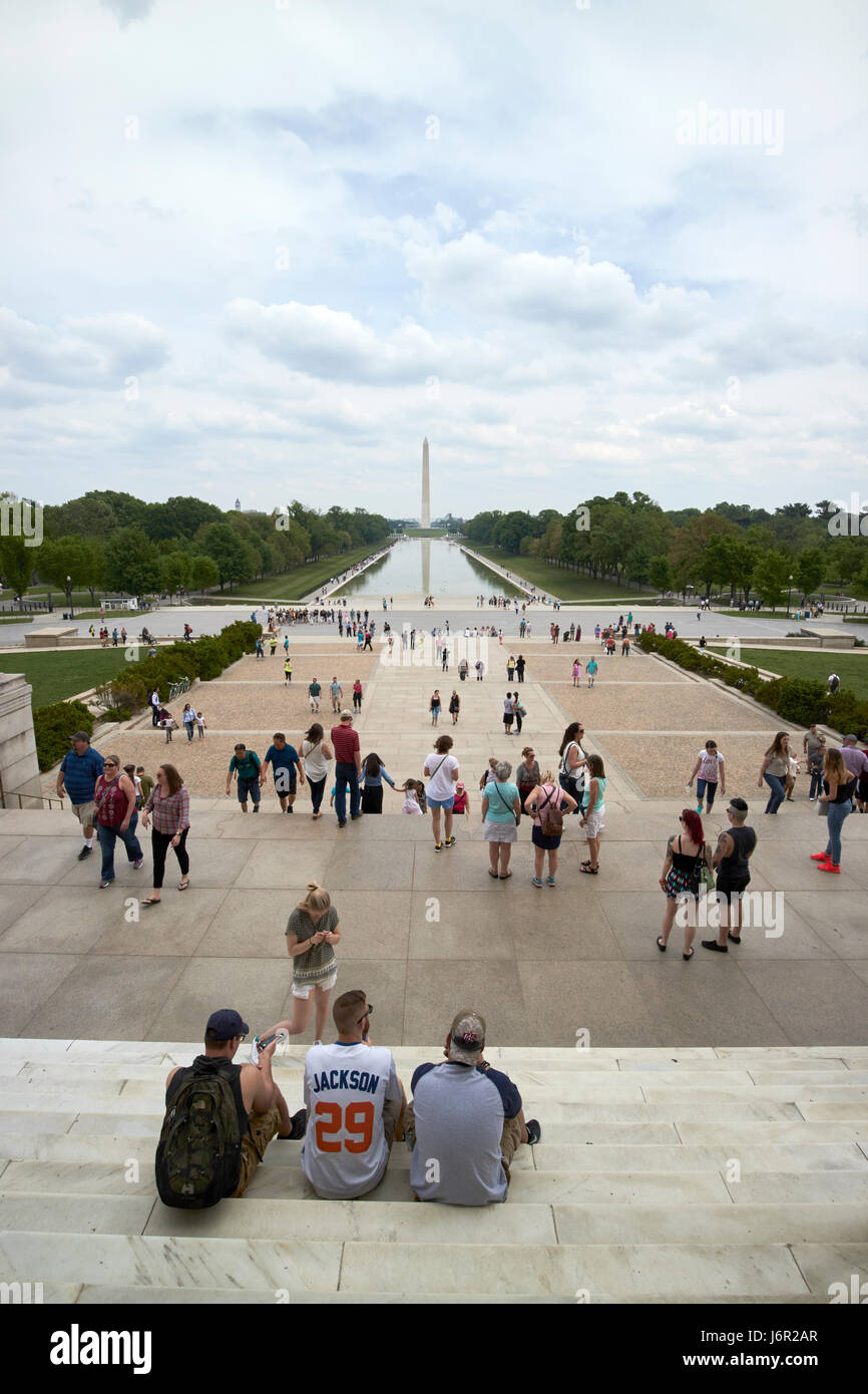 Guardando fuori del Lincoln Memorial lungo il National Mall e piscina riflettente Washington DC USA Foto Stock