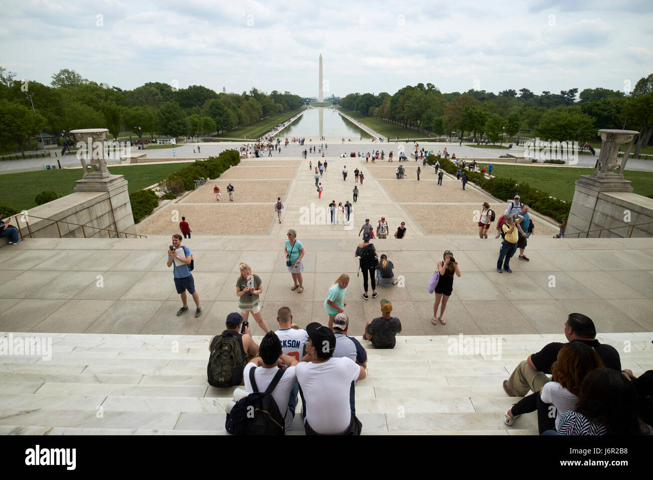 Guardando fuori del Lincoln Memorial lungo il National Mall e piscina riflettente Washington DC USA Foto Stock