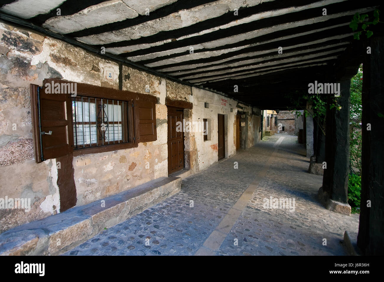 Spagna strada color pietra pavimentazione europa porte in stile tipico di Foto Stock