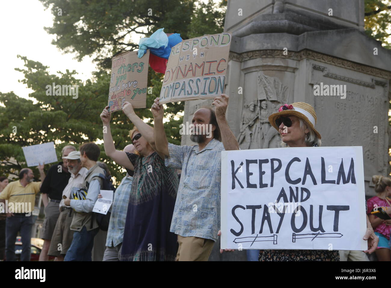 I manifestanti segni tenere contro di noi un intervento militare in Siria durante un rally sulle Courthouse Square. Foto Stock