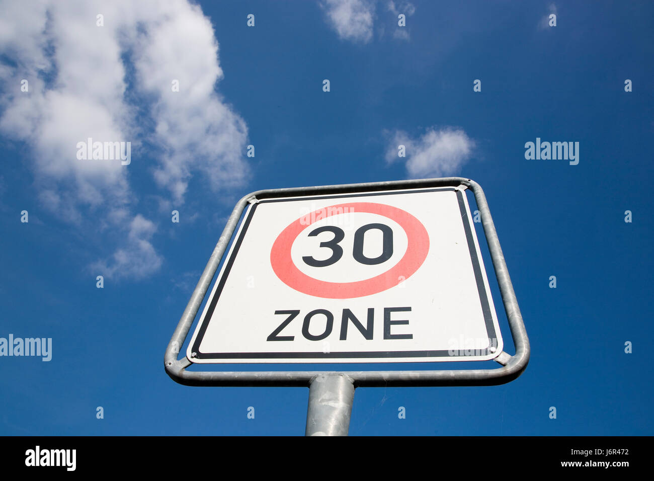 Segnale di segno segno di traffico square quadratica di firmamento cielo vuoto segno blu segnale Foto Stock