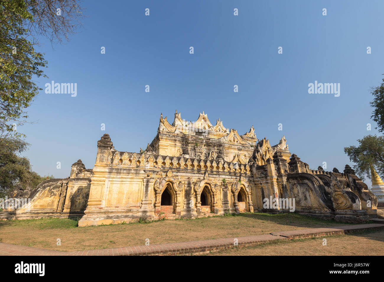 Maha Aungmye (Aung Mye) Bonzan monastero (noto anche asn Me Nu Ok Kyaung o me nu del monastero di mattoni) in Inwa (AVA) vicino a Mandalay in Myanmar (Birmania). Foto Stock