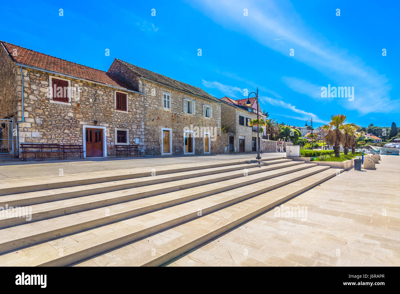 Vecchie strade nella regione di Dalmazia, popolare lungomare di estate in Croazia, Europa. Foto Stock