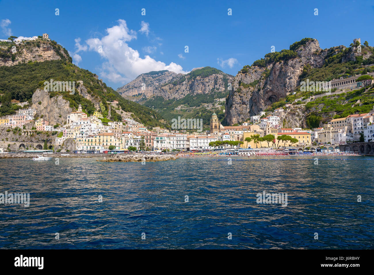 Vista della pittoresca città di Amalfi, Campania, Italia Foto Stock