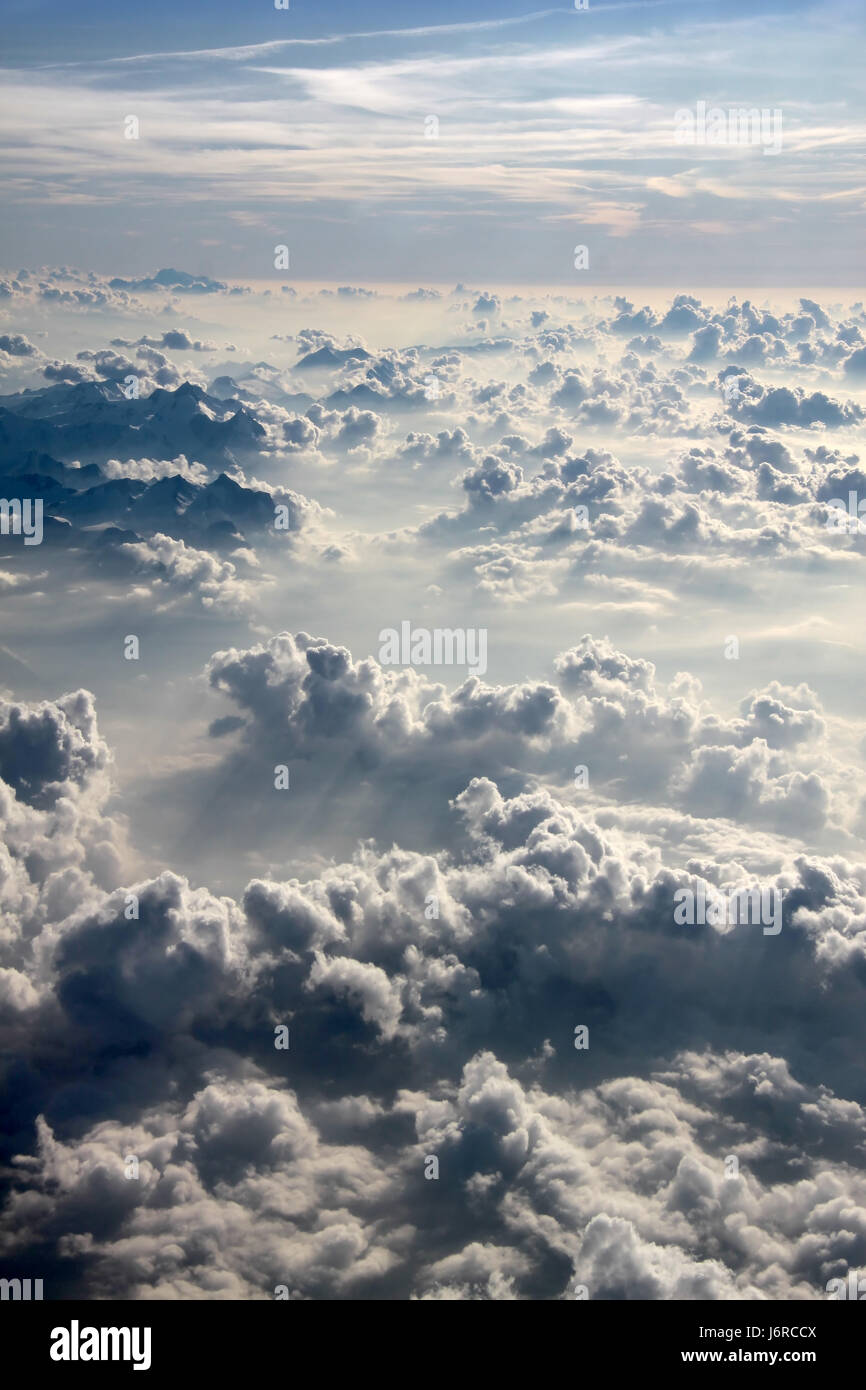 Volo fotografia aerea nuvole montagna montagne blu volo vertice delle Alpi Foto Stock