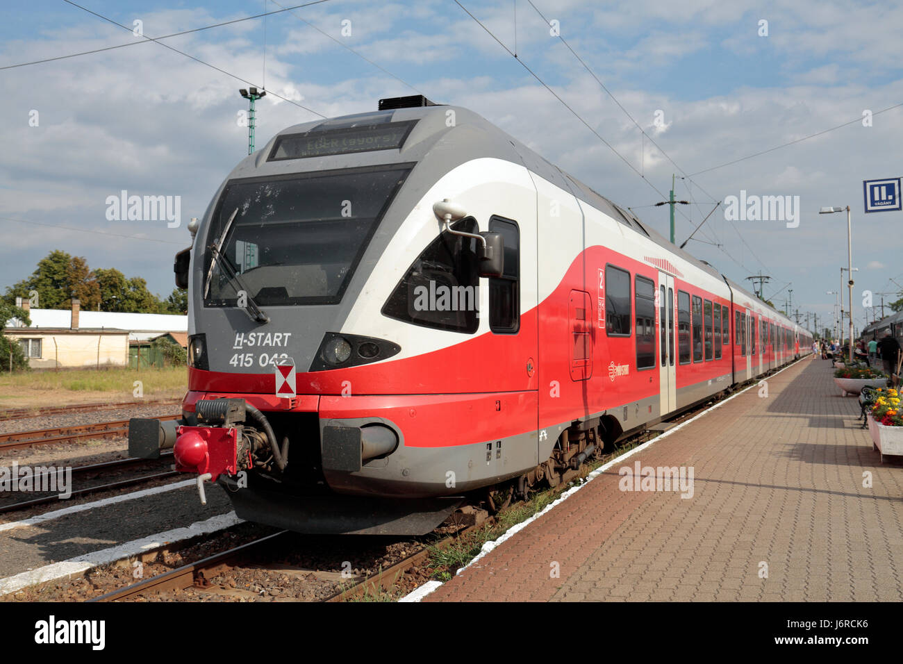 A Stadler FLIRT moderno treno il governo ungherese delle Ferrovie dello Stato a Eger, Ungheria. Foto Stock