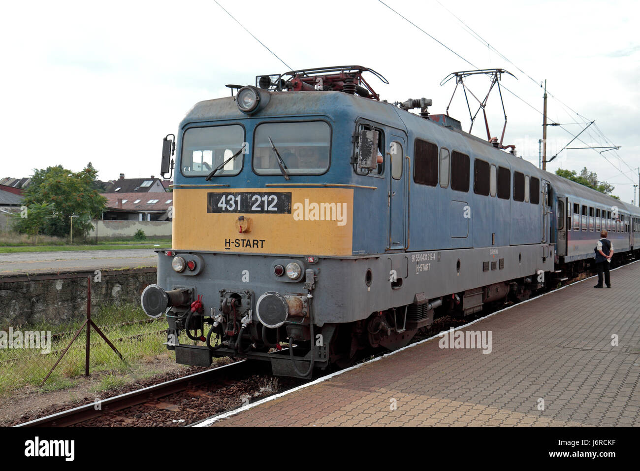 Una classe di MÁV V43 tipo locomotiva elettrica in attesa del motore in corrispondenza di una piattaforma a Eger, Ungheria. Foto Stock