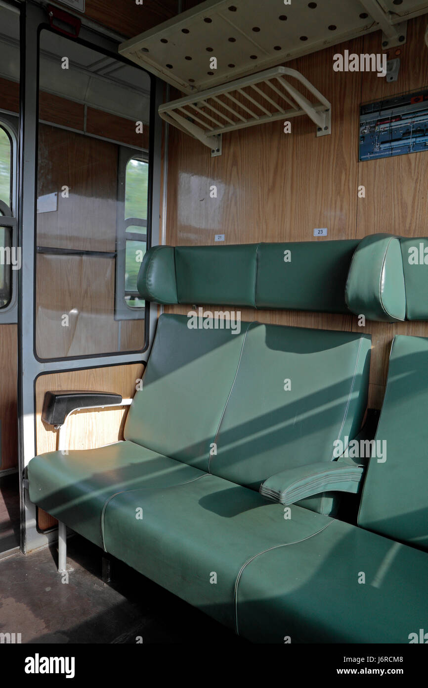 Vano salotto all'interno di un vecchio ungherese delle Ferrovie dello Stato in treno in Ungheria. Foto Stock
