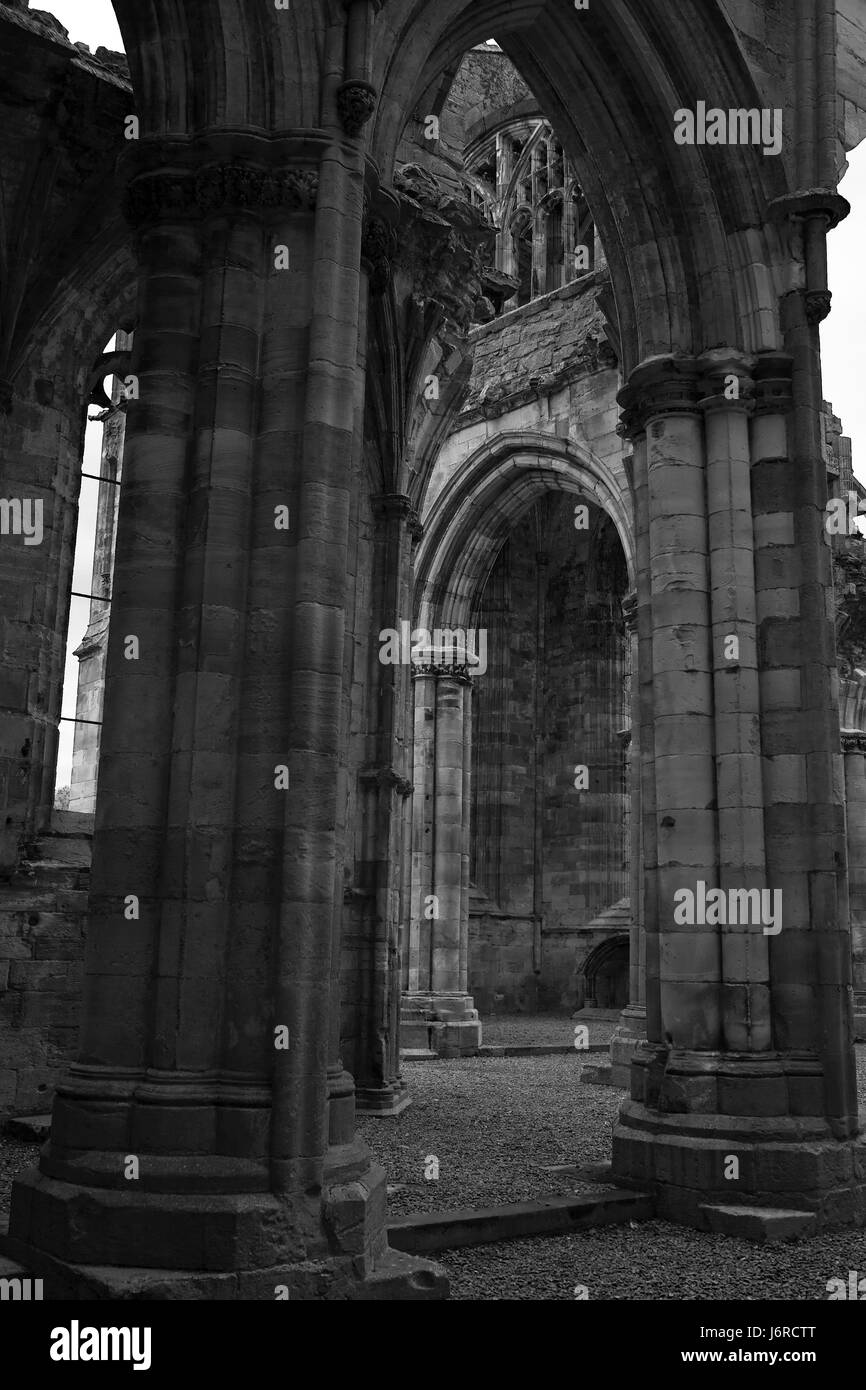 Rovine dell'abbazia di Melrose, frontiere scozzesi: Versione in bianco e nero Foto Stock
