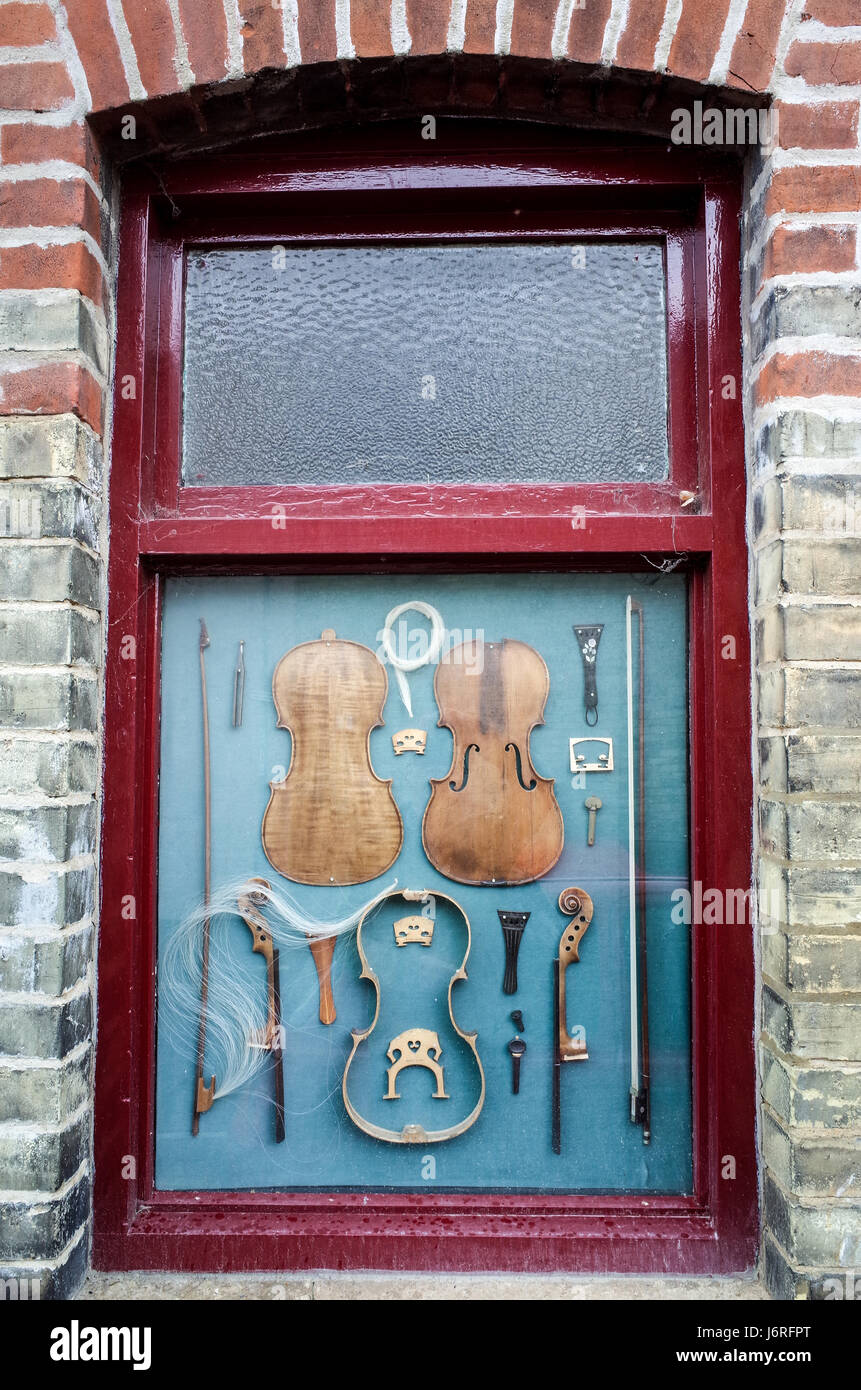 Un violino è suddiviso nelle sue parti componenti in una finestra di visualizzazione al di fuori del laboratorio di Jonathan Woolston, liutaio, in Mill Road, Cambridge, Regno Unito Foto Stock