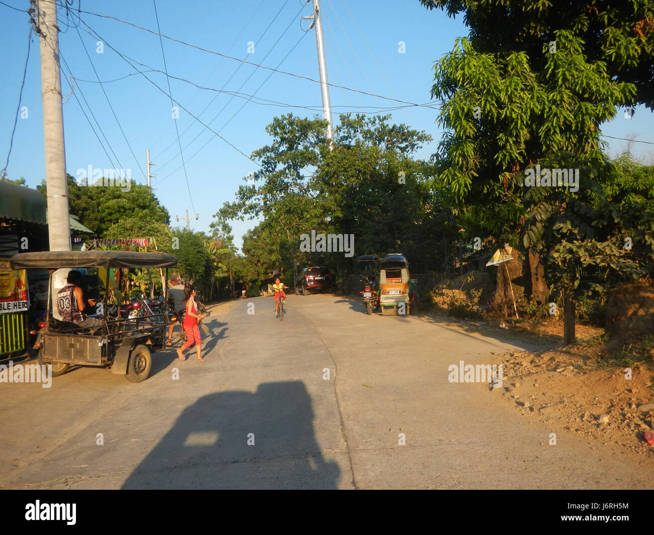 Questa immagine raffigura la scuola di Upig, San Ildefonso, Bulacan, che mostra l'ambiente educativo in questa parte rurale delle Filippine, concentrandosi sulle sue infrastrutture e sul ruolo nell'istruzione locale. Foto Stock