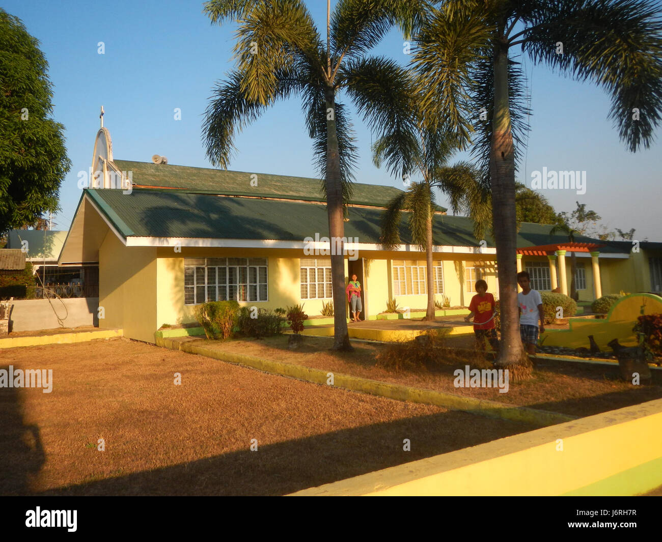 Questa fotografia cattura una scena storica della scuola San Ildefonso a Bulacan, Filippine, raffigurando un momento nel sistema educativo e nell'ambiente sociale della regione durante la metà del XX secolo. Foto Stock