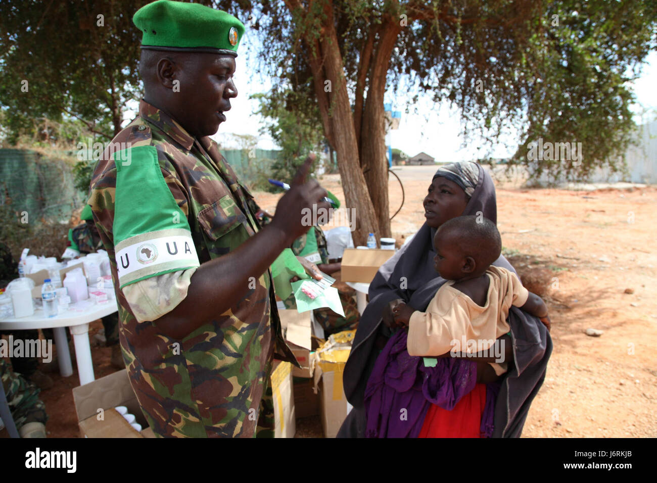 Questa immagine cattura l'AMISOM che conduce un'operazione di assistenza medica (MEDCAP) a Kismayo, Somalia. L'operazione faceva parte di una più ampia missione umanitaria volta a fornire assistenza medica alle popolazioni locali colpite dal conflitto. Foto Stock