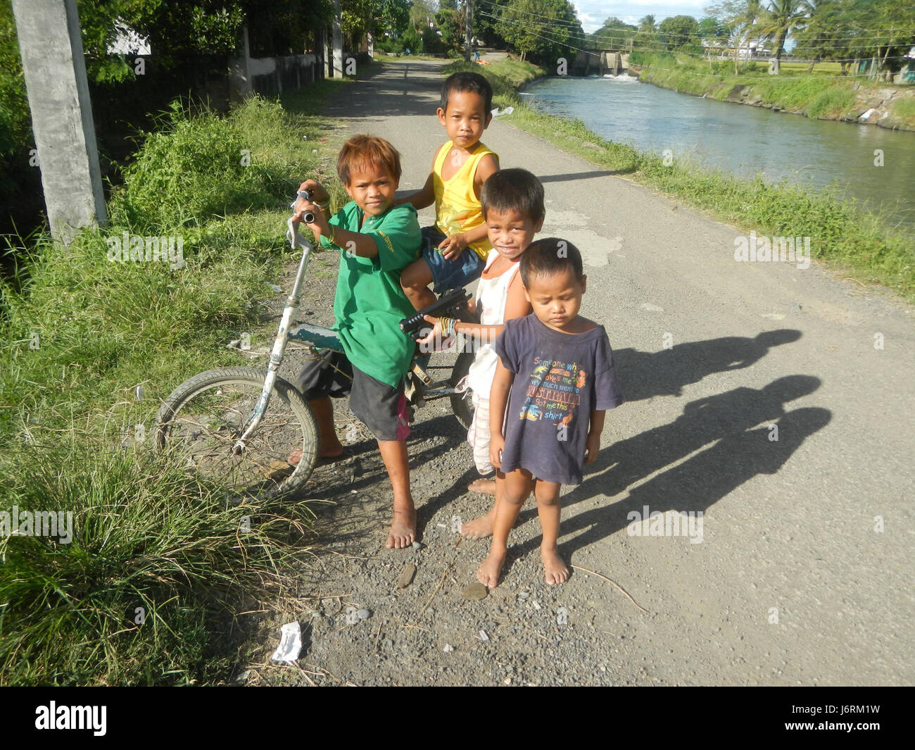 Risaie e infrastrutture agricole lungo la strada Farm to Market a Talampas, Bustos, Bulacan, con particolare attenzione ai sistemi di coltivazione del riso e di irrigazione. Foto Stock Risaie e infrastrutture agricole lungo la strada Farm to Market a Talampas, Bustos, Bulacan, con particolare attenzione ai sistemi di coltivazione del riso e di irrigazione. Foto Stock