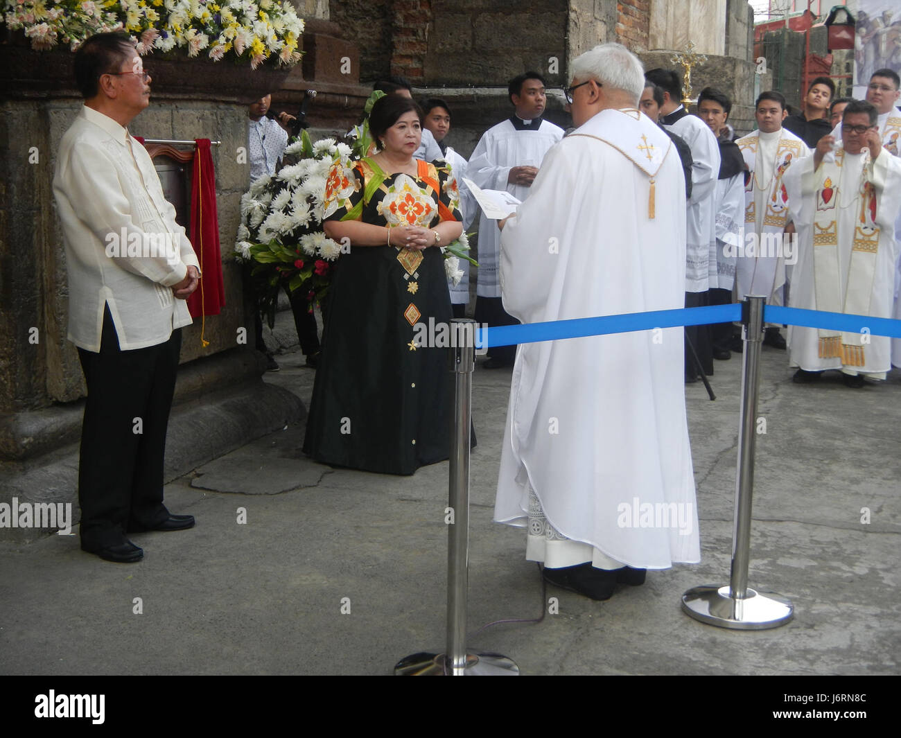 Questo evento segna la solenne dedica e consacrazione della Chiesa di Sant'Agostino a Baliuag, Bulacan, tenutasi il 24 aprile 2017. La cerimonia significa la benedizione formale della chiesa e l'istituzione come spazio sacro per il culto. Foto Stock