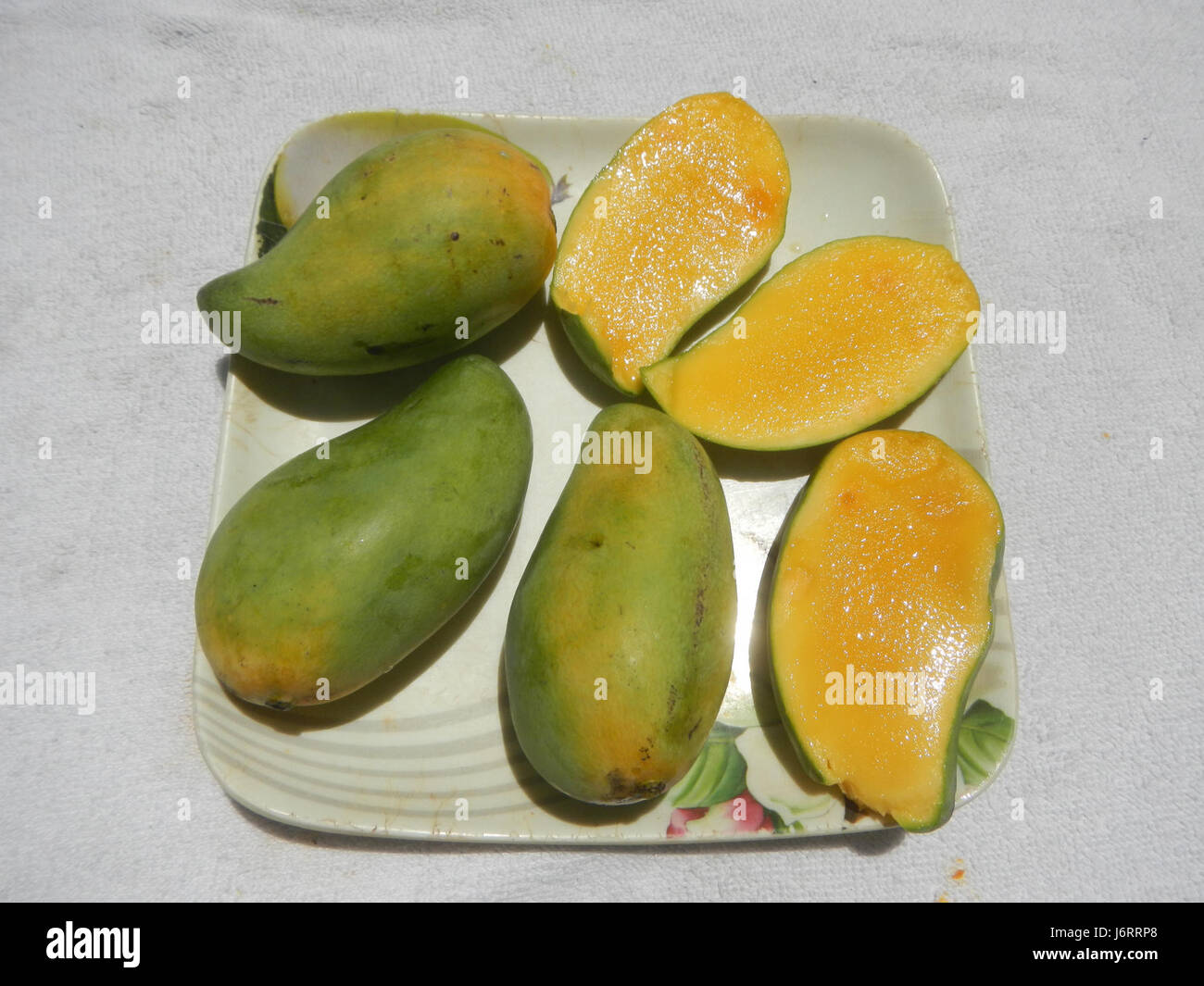 "Fruits of the Philippines 25" si riferisce a una raccolta o pubblicazione che mostra 25 diversi frutti nativi delle Filippine, evidenziandone le varietà, i valori nutrizionali e il significato culturale nella cucina filippina. Foto Stock