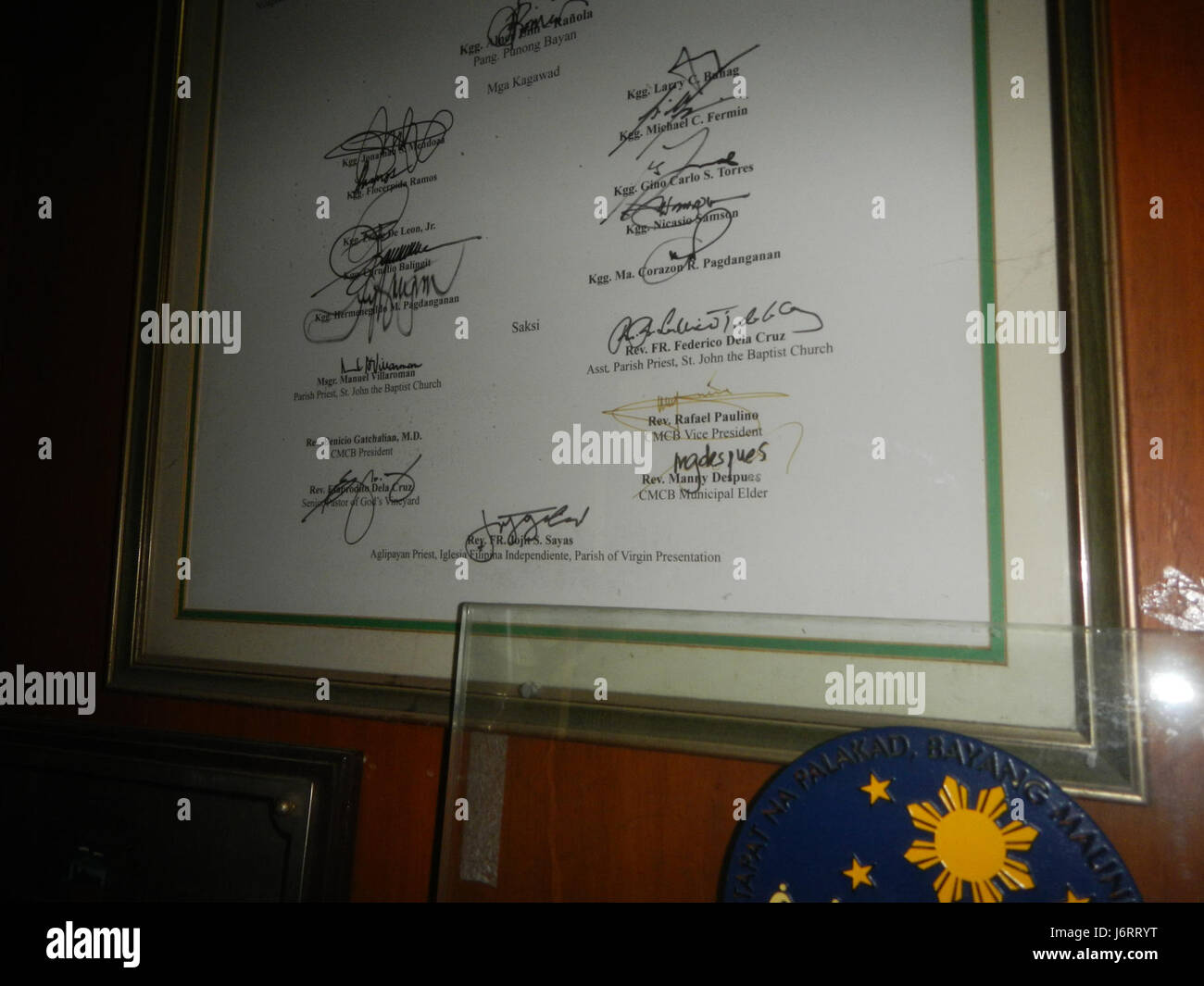 Questa immagine mostra Barangay Balungao a Calumpit, Bulacan, Filippine, che mostra il Municipal Hall Park. Il parco è un luogo di ritrovo locale e una parte essenziale dello spazio pubblico della comunità. Foto Stock