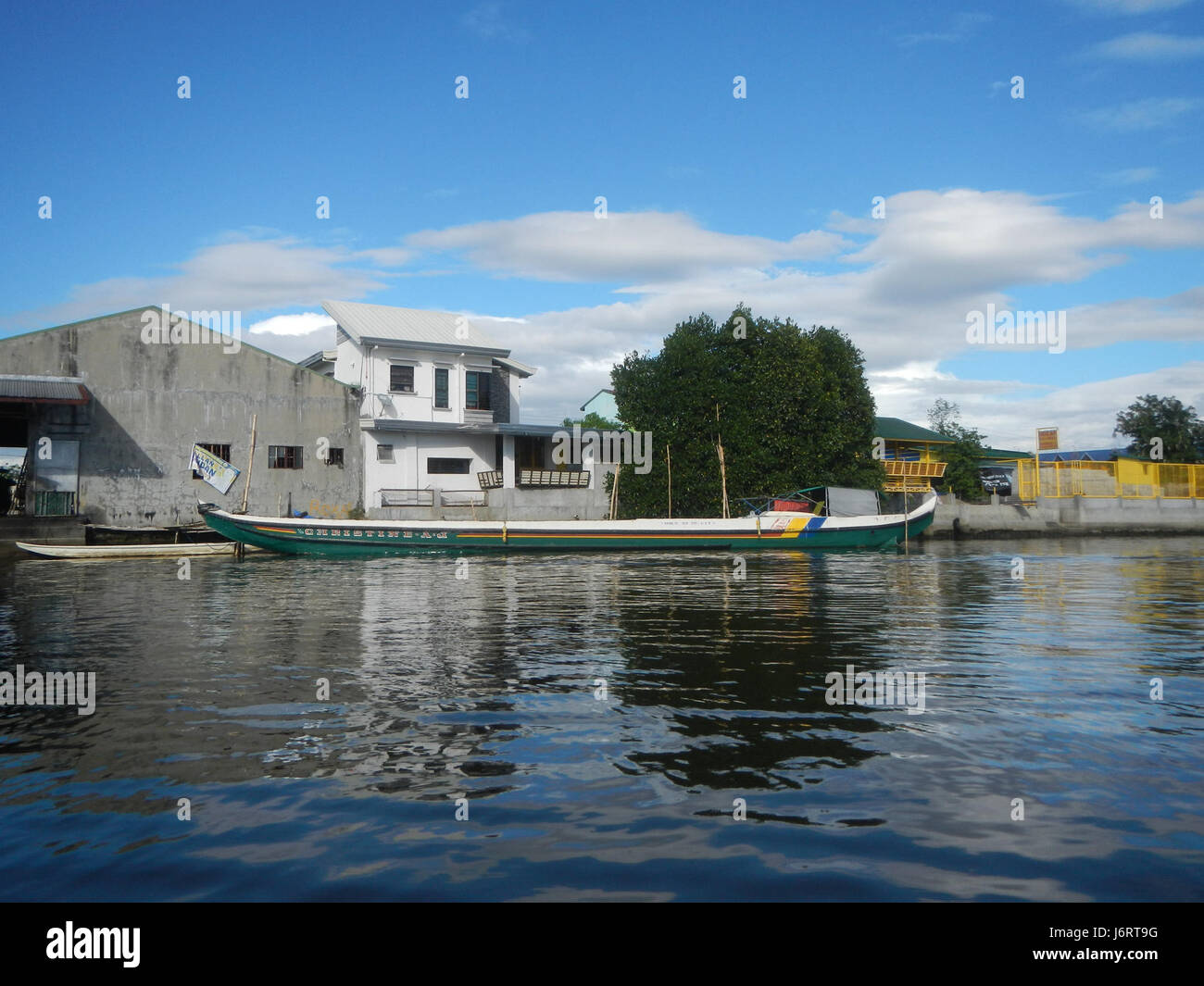 Questa entrata mette in evidenza le specie di uccelli che si trovano lungo le rive del fiume Atlag Panasahan nella città di Malolos, Bulacan. Lo studio ecologico si concentra sulla biodiversità e sulle specie aviarie presenti in questa regione specifica. Foto Stock