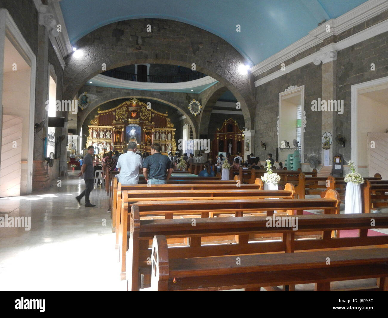 La chiesa parrocchiale di nostra Signora dell'assunzione a Bulakan, un sito storico, è riconosciuta per le sue caratteristiche architettoniche e il suo significato per la comunità locale. Funge da importante punto di riferimento religioso e centro culturale. Foto Stock