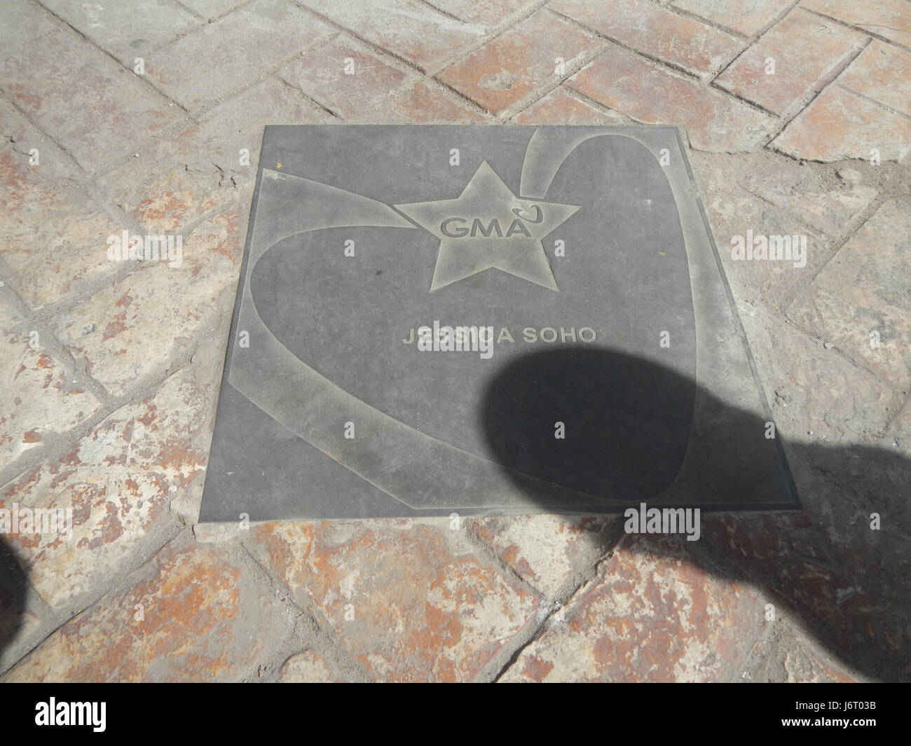 Il GMA Network Center Walk of Fame è un tributo pubblico a Quezon City, Filippine, che riconosce figure influenti nell'intrattenimento filippino. Presenta impronte di mani e targhe di celebrità iconiche e funge da punto di riferimento culturale per la rete. Foto Stock