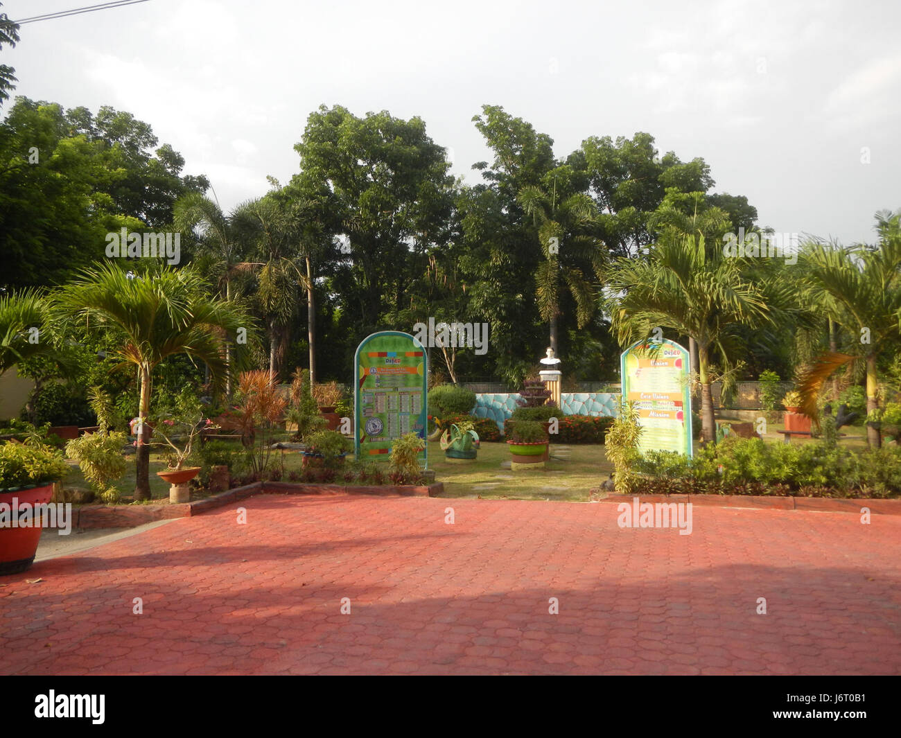 Questo riferimento si riferisce alla festa della Santa Croce a Narra, Filippine, un evento comunitario celebrato in onore della Santa Croce, con legami con la scuola locale di Santa Ana, Bulacan. Riflette le tradizioni culturali della regione. Foto Stock