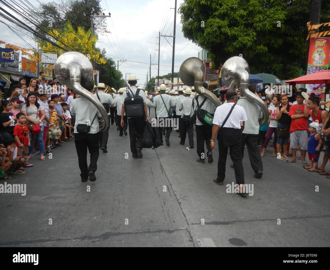 La festa parrocchiale di San Isidro Labrador del 2017 a Pulilan, Bulacan, Filippine, ha caratterizzato il Carabao Kneeling Festival, un evento culturale in cui i carabaos si inginocchiano di fronte alla chiesa come simbolo di devozione. Il festival mette in evidenza le tradizioni agricole e le pratiche religiose filippine. Foto Stock
