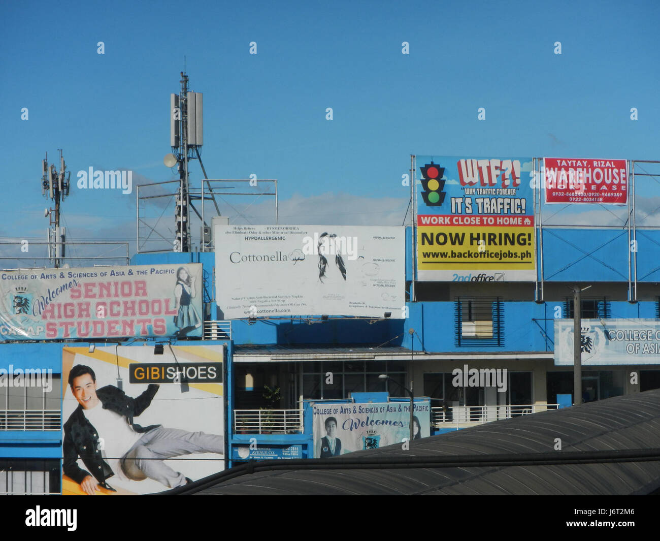 Questa immagine mostra il ponte Marikina di SM City e il ponte Marcos, situato vicino alla linea 12 LRT di Santolan a Manila. Mette in evidenza le infrastrutture che collegano le aree chiave della città. Foto Stock