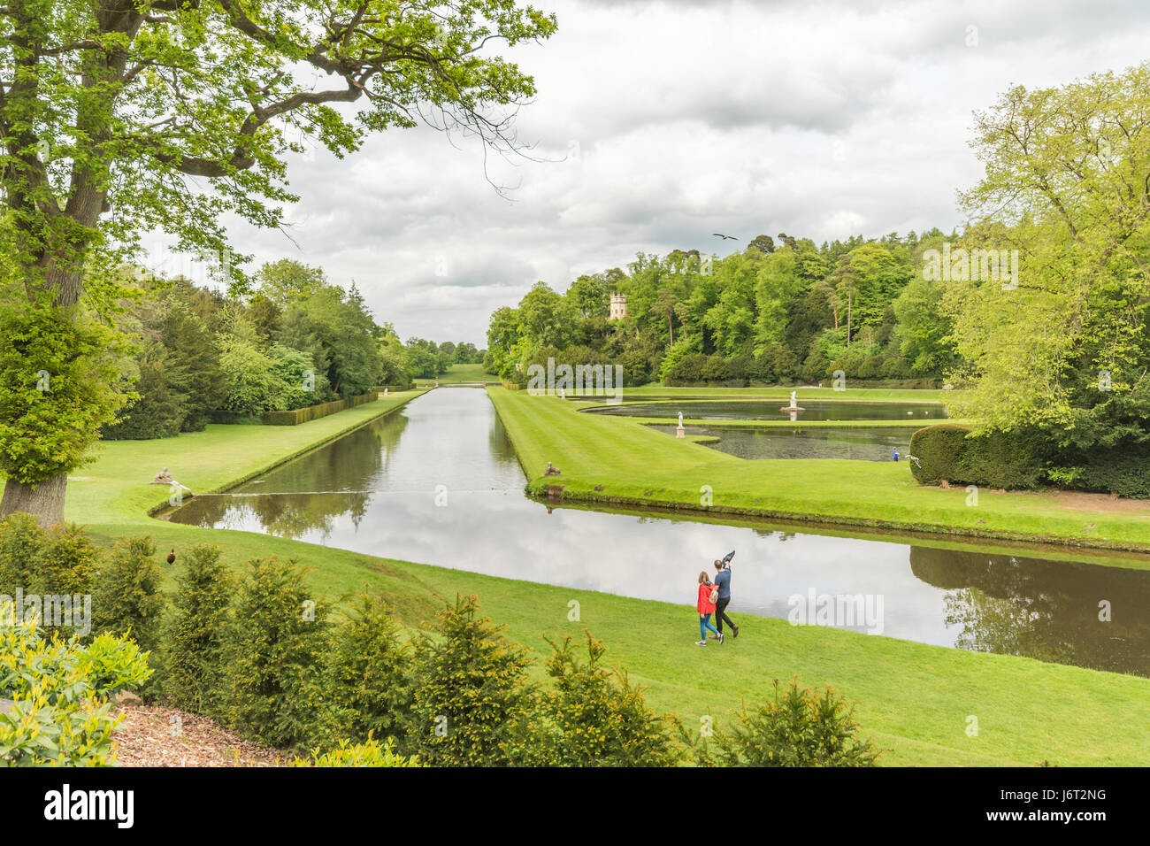 Un paio di condividere una romantica passeggiata nei motivi di studio Royal in North Yorkshire, Regno Unito Foto Stock