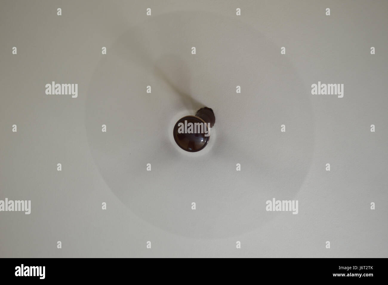 Questo si riferisce probabilmente alla meccanica o alla dinamica di un ventilatore a soffitto rotante, concentrandosi sul suo movimento in un momento specifico, possibilmente per uno studio o una dimostrazione tecnica del suo movimento. Foto Stock