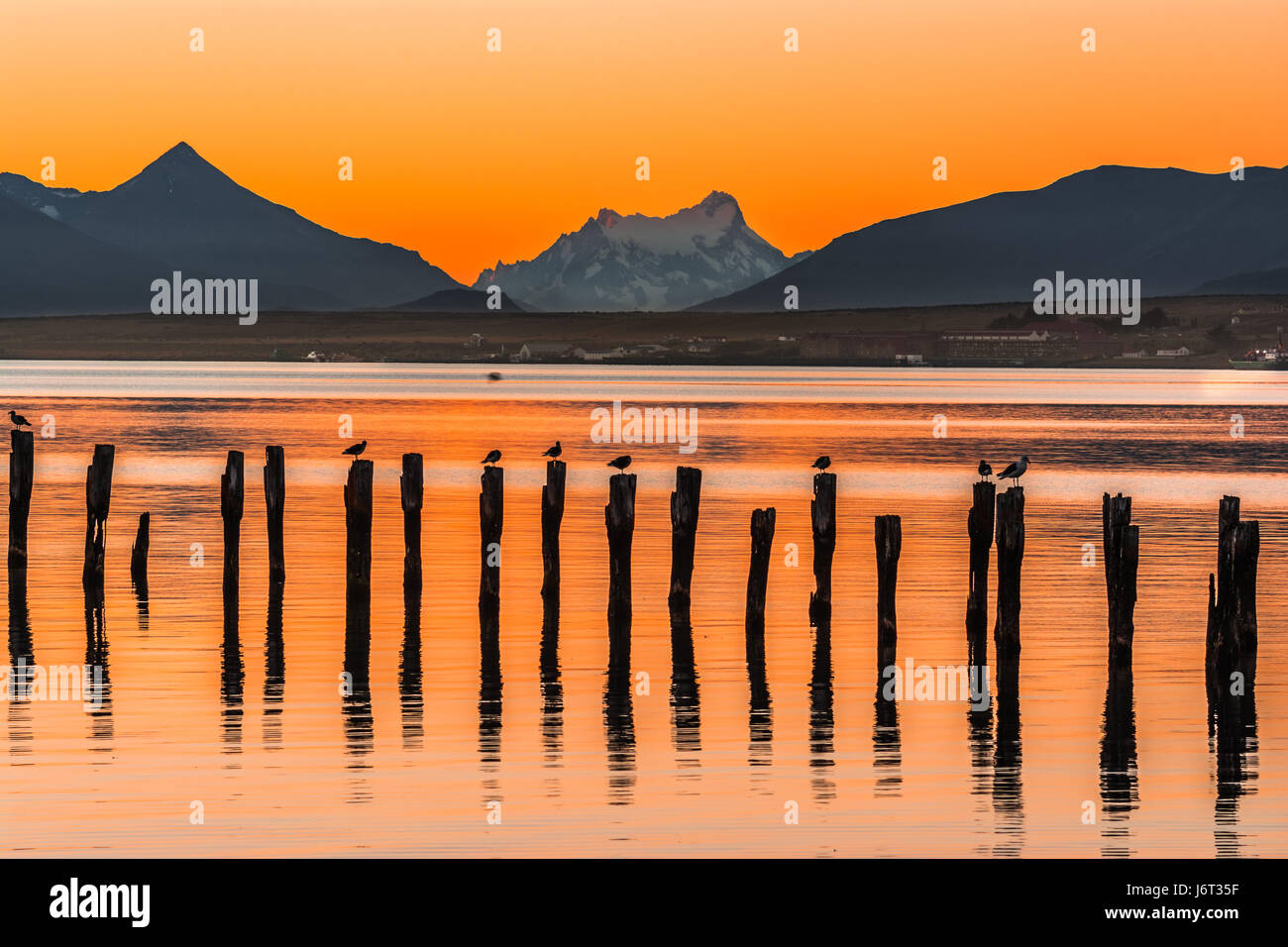 Golfo Almirante Montt,Puerto Natales, Cile - acque del Pacifico in Cile, Patagonia, regione di Magallanes al tramonto Foto Stock