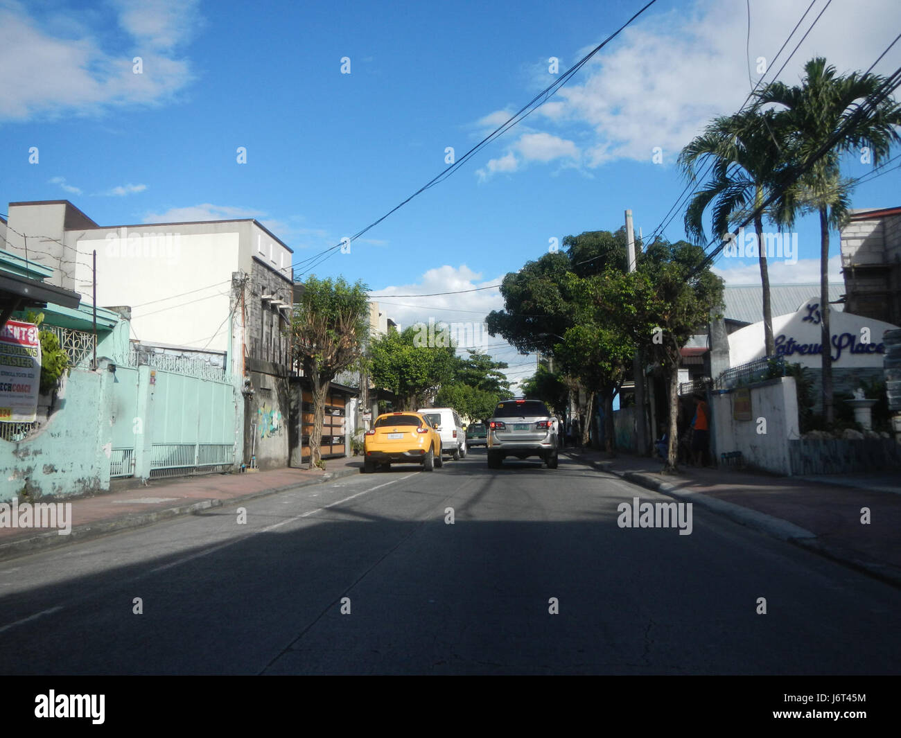 Questa fotografia raffigura le strade di Barangay Calumpang, Marikina City. Esso mette in mostra il paesaggio urbano della zona, sottolineando il mix di edifici residenziali e commerciali che definiscono il paesaggio urbano di Marikinaâ. Foto Stock