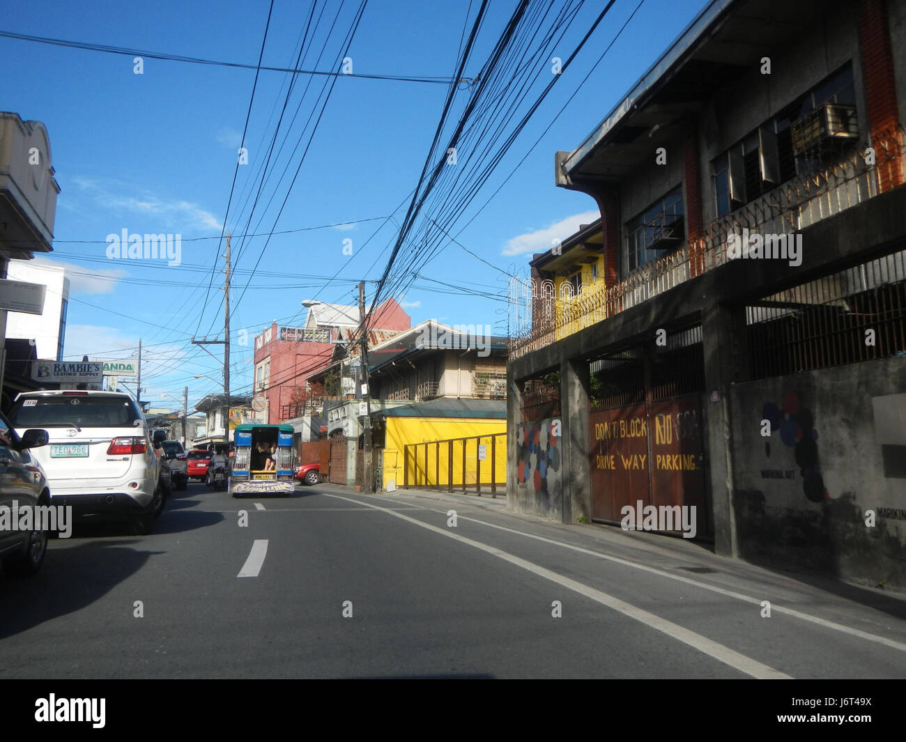 Le Barangays Santa Elena e San Roque a Marikina City, Filippine, sono caratterizzate da vari edifici residenziali e commerciali. Queste aree fanno parte dello sviluppo urbano di Marikina, che mostra la crescita della città e i miglioramenti infrastrutturali. Foto Stock