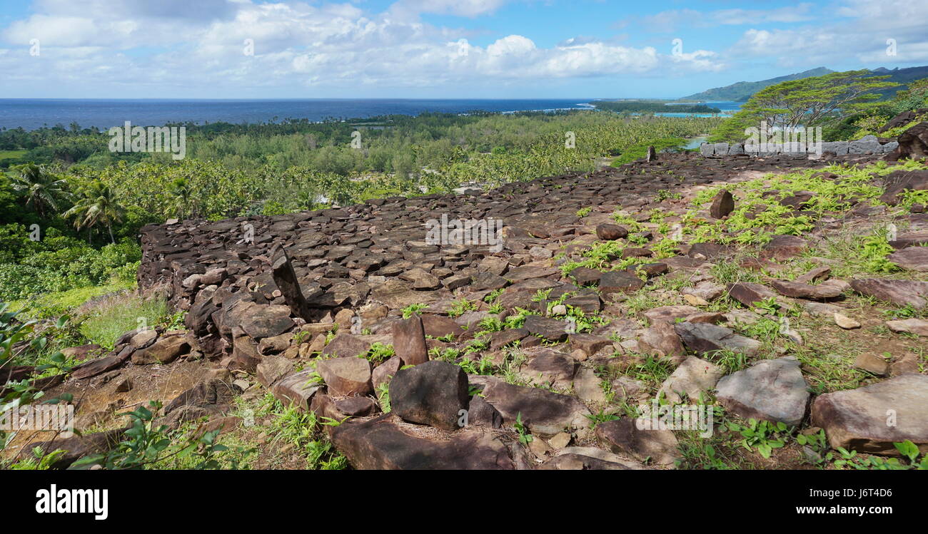 Il paesaggio costiero dal punto di vista di una antica struttura in pietra sull'isola di Huahine in Polinesia francese, marae Paepae Ofata, oceano pacifico del sud Foto Stock