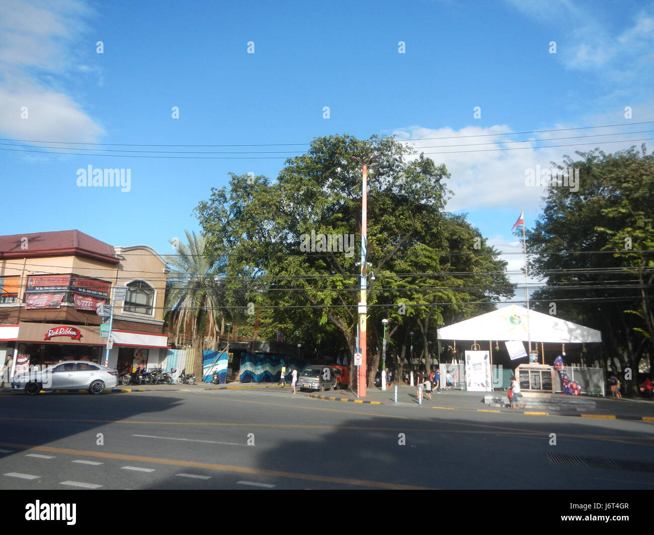 L'immagine raffigura il Barangay Santa Elena Market Mall, situato in Shoe Avenue a Marikina City. Questa posizione è nota per i suoi edifici commerciali e funge da area commerciale per i residenti locali. L'architettura e il layout evidenziano lo sviluppo urbano all'interno dell'area. Foto Stock