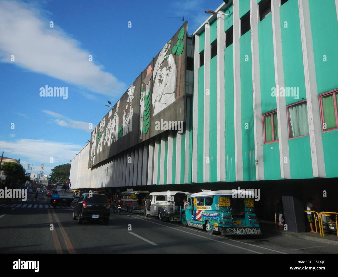 Questa immagine mostra il Marikina Sports Complex, situato lungo Shoe Avenue a Marikina City. Il complesso è un'importante struttura sportiva, che offre spazio per eventi sportivi e attività della comunità. Fa parte della reputazione di Marikina per l'eccellenza sportiva e le iniziative per la salute pubblica. Foto Stock