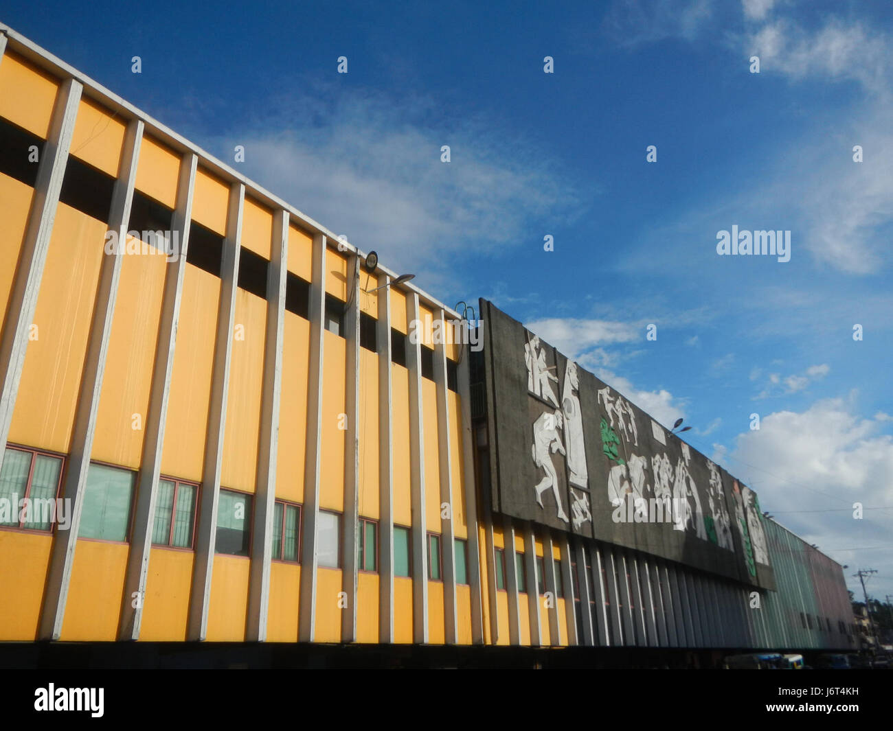 Il Marikina Sports Complex di Marikina City, Filippine, è un importante centro sportivo con una fontana e un'area parco. Serve come centro ricreativo e sportivo nella regione. Foto Stock