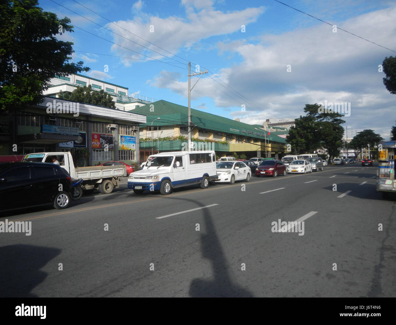 Il Marikina Sports Complex Park, situato a Marikina City, dispone di una fontana lungo Shoe Avenue. Funge da area ricreativa pubblica, offrendo spazi verdi per sport, attività all'aperto ed eventi locali. Foto Stock