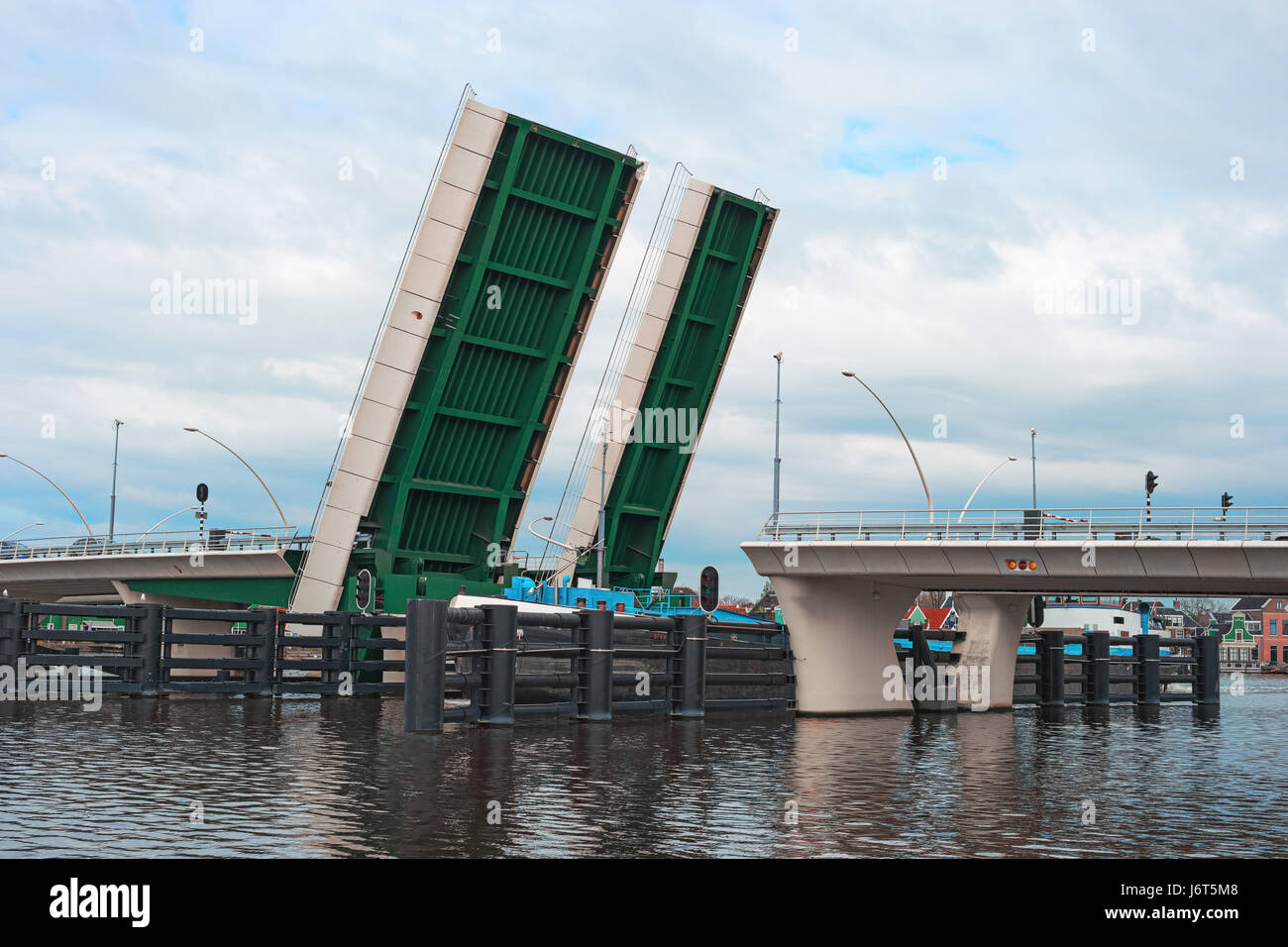 Aprire il ponte levatoio, nave da carico, Zaanse Schans, Paesi Bassi. Barca industriale, sollevato il ponte di sollevamento. Architettura Olandese. Barge passando attraverso il ponte levatoio uovere Foto Stock