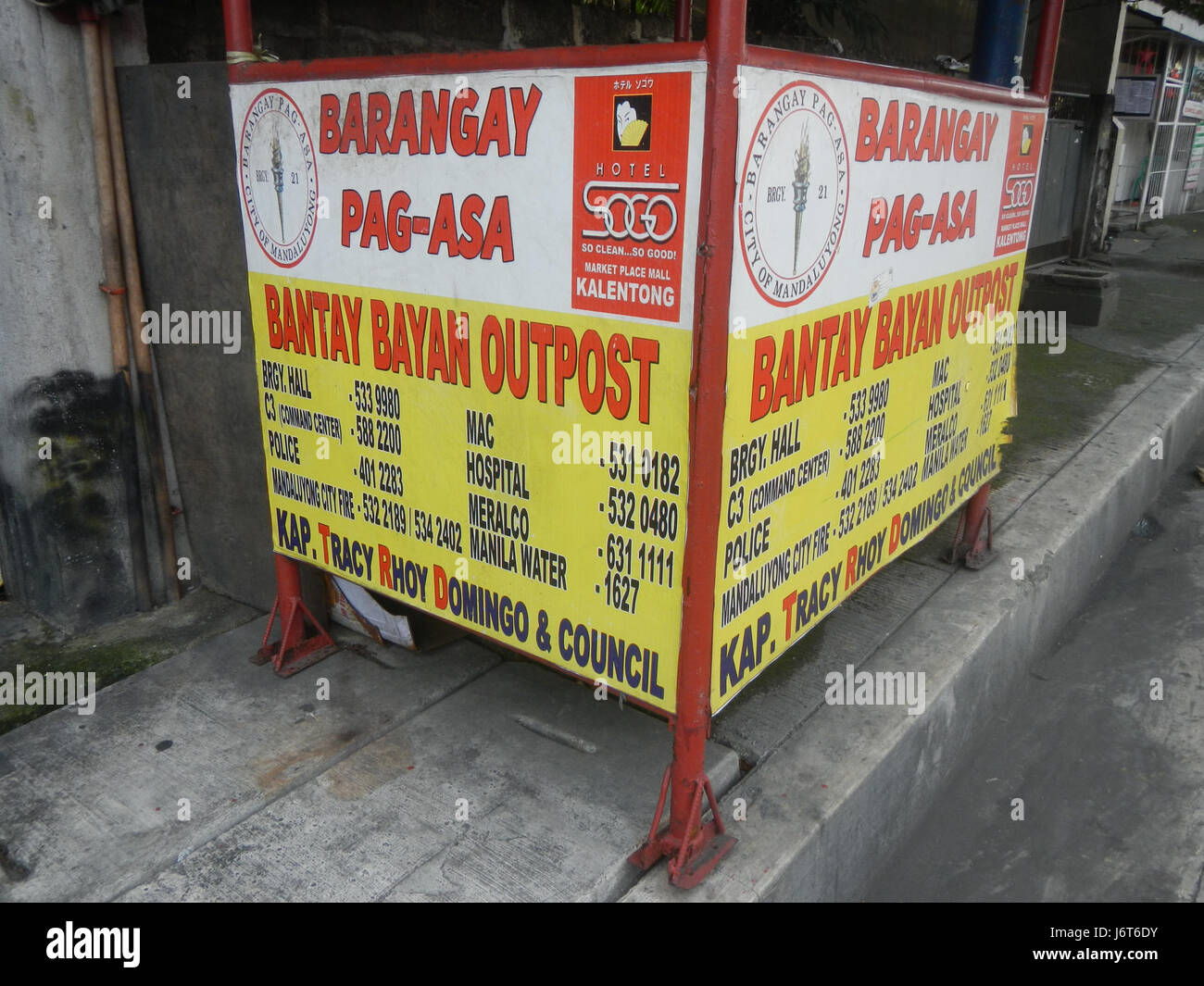 Questa fotografia cattura una vista di Barangay Poblacion nella città di Mandaluyong, evidenziando l'area intorno a una scuola superiore locale. L'immagine offre uno sguardo sulla vita urbana e sull'ambiente educativo in questa parte della metropolitana di Manila. Foto Stock