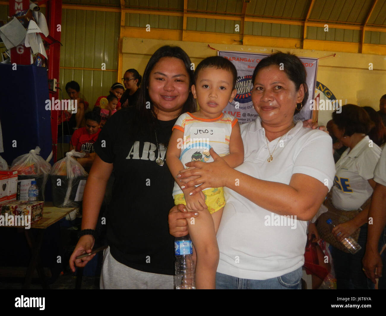 Questa immagine mostra una vista di San Juan, una città situata a Metro Manila, Filippine. L'area presenta un tipico sviluppo urbano con edifici residenziali e commerciali. La foto cattura un momento nel tempo con infrastrutture visibili come strade ed edifici, offrendo uno sguardo al paesaggio moderno di questo quartiere urbano. Foto Stock