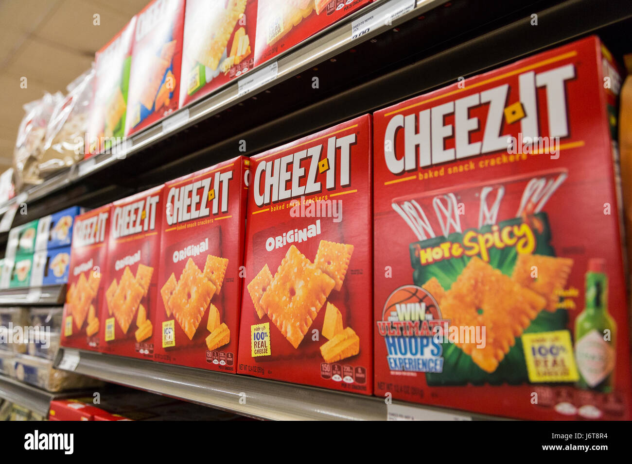 Scatole di Cheez marchio It snack crackers sugli scaffali di un negozio di alimentari Foto Stock
